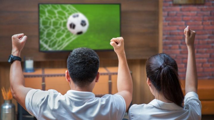 Keseruan Menonton Liga Sepak Bola di Rumah
